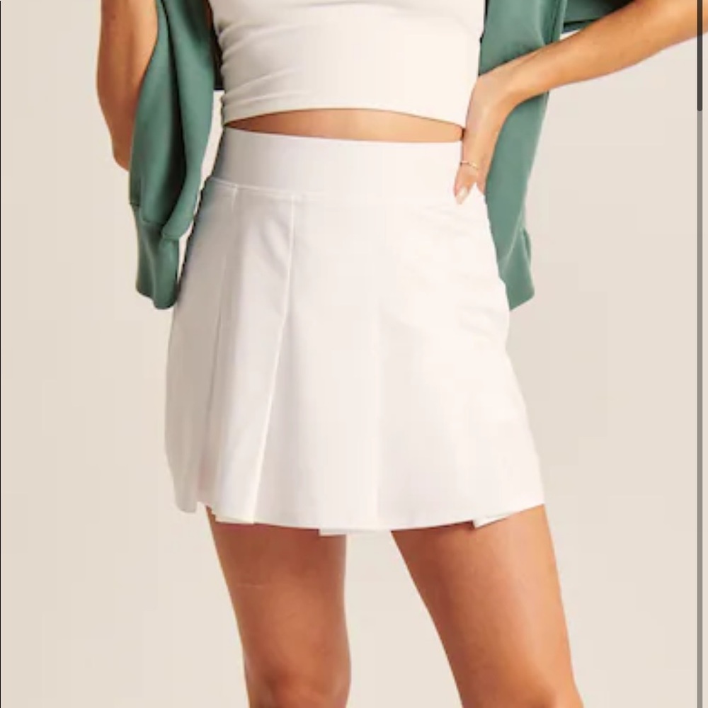 NWT Abercrombie pleated travelers skort